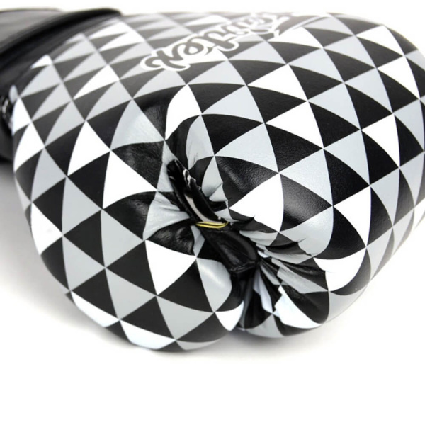Боксерские перчатки Fairtex BGV14 Black op ART, тренировочные, серый в Краснодаре в магазине SportPanda Боксерские перчатки Fairtex BGV14 Black op ART, тренировочные, серый – фото